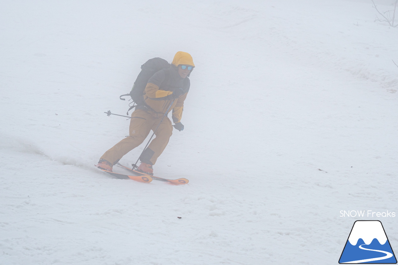 大雪山層雲峡・黒岳ロープウェイスキー場｜真っ白な『霧』に包まれた雲上のゲレンデ。春スキー＆スノーボードを楽しむなら、今がおススメです(^^)v